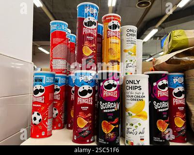 Kiew, Ukraine - 4. Februar 2025: Eine Auswahl an Chips-Kanistern in einer Einzelhandelsumgebung unter Leuchtstofflampen Stockfoto