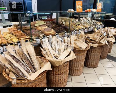 Kiew, Ukraine - 4. Februar 2025: Große Auswahl an Brot und Gebäck für Kunden in einer lokalen Bäckerei. Stockfoto