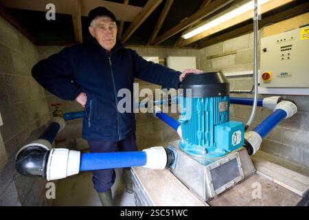 Howell Williams erzeugt 12,2 kW aus seinem Wasserkraftwerk, das in das National Grid zurückgespeist wird. Er hat 150 Schafe auf seiner Bergfarm in Abercraf Village im Brecon National Park. Foto von Mike Goldwater Stockfoto