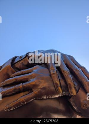 Eine Nahaufnahme von „The Embrace“, einer Bronzeskulptur von Hank Willis Thomas am Boston Common in Boston, Massachusetts. Stockfoto