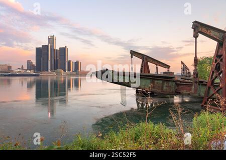Die Skyline von Detroit, Michigan, USA, von der anderen Seite des Detroit River in Windsor, Ontario, Kanada bei Sonnenuntergang. Stockfoto