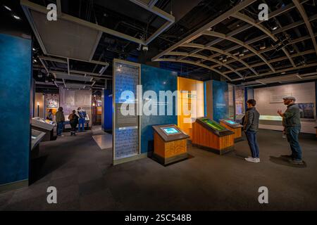 WASHINGTON DC – die Magna Carta von 1297, eines von nur vier erhaltenen Originalen, ist im National Archives Building ausgestellt. Diese Version, die in das offizielle Statute Rolls of England aufgenommen wurde, wurde von David M. Rubenstein gestiftet. Das Dokument repräsentiert die erzwungene Vereinbarung von König Johannes mit rebellischen Baronen in Runnymede im Jahr 1215, obwohl diese Kopie aus einer späteren Neuauflage stammt. Stockfoto