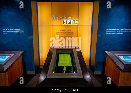 WASHINGTON DC – die Magna Carta von 1297, eines von nur vier erhaltenen Originalen, ist im National Archives Building ausgestellt. Diese Version, die in das offizielle Statute Rolls of England aufgenommen wurde, wurde von David M. Rubenstein gestiftet. Das Dokument repräsentiert die erzwungene Vereinbarung von König Johannes mit rebellischen Baronen in Runnymede im Jahr 1215, obwohl diese Kopie aus einer späteren Neuauflage stammt. Stockfoto