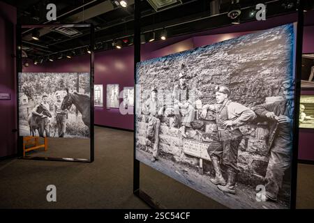 WASHINGTON DC – Lawrence O'Brien Gallery des National Archives präsentiert eine Ausstellung von Russell Lees Kohlebergbaufotografie aus den 1940er Jahren Lee, bekannt für seinen systematischen dokumentarischen Ansatz und seine intimen Porträts des amerikanischen Lebens, schuf detaillierte fotografische Aufzeichnungen von Bergbaugemeinden mit Unterstützung seiner Frau Jean, die umfassende Bildunterschriften aufnahm. Stockfoto