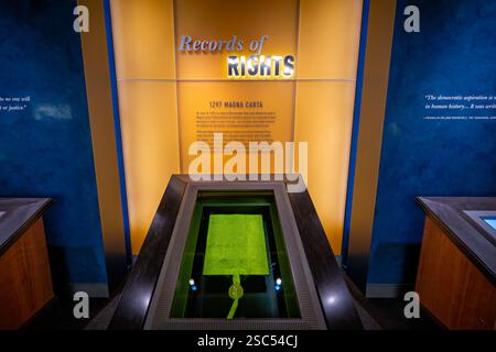WASHINGTON DC – die Magna Carta von 1297, eines von nur vier erhaltenen Originalen, ist im National Archives Building ausgestellt. Diese Version, die in das offizielle Statute Rolls of England aufgenommen wurde, wurde von David M. Rubenstein gestiftet. Das Dokument repräsentiert die erzwungene Vereinbarung von König Johannes mit rebellischen Baronen in Runnymede im Jahr 1215, obwohl diese Kopie aus einer späteren Neuauflage stammt. Stockfoto