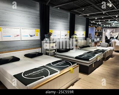 Kiew, Ukraine - 4. Februar 2025: Stilvoller Ausstellungsraum mit Matratzen im skandinavischen Stil und modernen Möbeln Stockfoto
