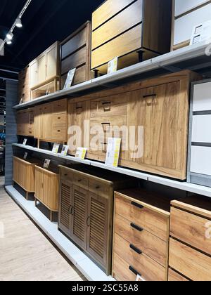 Kiew, Ukraine - 04. Februar 2025: Möbelvorstellungsraum mit Holzschränken und Lagerräumen in Regalen. Stockfoto
