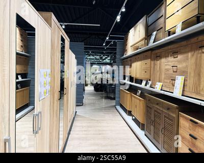 Kiew, Ukraine - 4. Februar 2025: Geräumiges Interieur eines Möbelgeschäfts mit Holzschränken und -Schränken Stockfoto