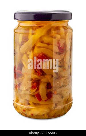 Gehackte Auberginen, mit Chili-Paprika in Öl in einem Glasgefäß isoliert auf weiß mit Schnittpfad im Lieferumfang enthalten Stockfoto