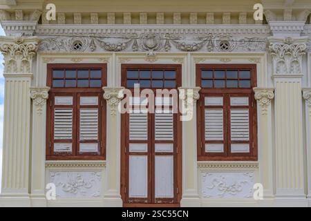 Kunstvolle Reliefdekoration um die Fenster eines traditionellen Peranakan Reihenhauses in Tembeling Road, Katong. Stockfoto