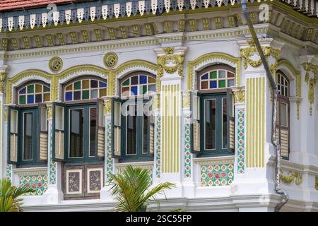 Aufwändige und farbenfrohe Fenster zieren ein traditionelles Peranakan Reihenhaus an der Ecke Koon Seng Road und Tembeling Road in Katong. Stockfoto
