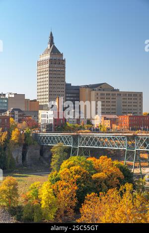 Rochester, New York, USA mit Pont de Rennes Bridge im Herbst. Stockfoto