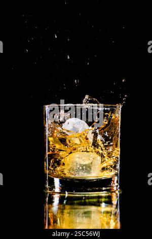 Whiskyspritzer in einem Glas mit zwei Eiswürfeln Stockfoto