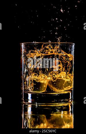 Whiskyspritzer in einem Glas mit zwei Eiswürfeln Stockfoto