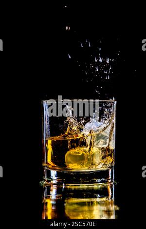 Whiskyspritzer in einem Glas mit zwei Eiswürfeln Stockfoto