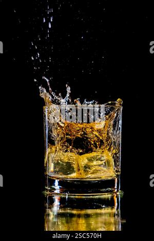 Whiskyspritzer in einem Glas mit zwei Eiswürfeln Stockfoto