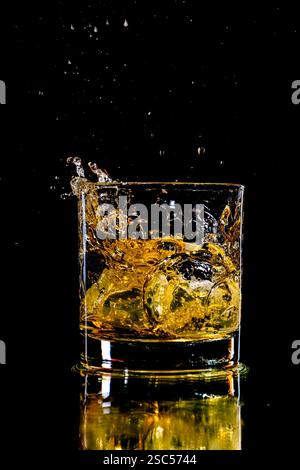 Whiskyspritzer in einem Glas mit zwei Eiswürfeln Stockfoto