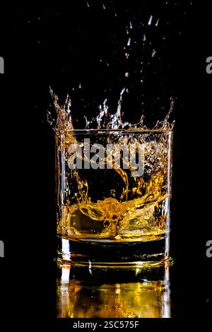 Whiskyspritzer in einem Glas mit zwei Eiswürfeln Stockfoto