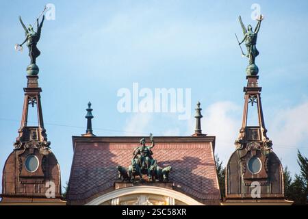 Kunstvolle Statuen auf einem Gebäude in Hamburg, Deutschland, mit komplexen architektonischen Details. Stockfoto