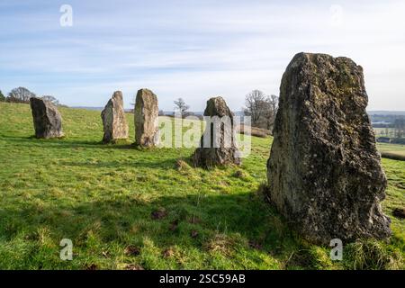 Die Dragonstones auf dem Hascombe Hill, einem modernen Steinkreis in der Surrey Hills National Landscape in Surrey, England, Großbritannien, während des Winters Stockfoto