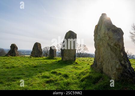 Die Dragonstones auf dem Hascombe Hill, einem modernen Steinkreis in der Surrey Hills National Landscape in Surrey, England, Großbritannien, während des Winters Stockfoto