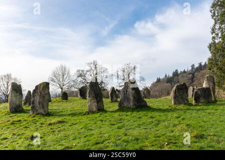 Die Dragonstones auf dem Hascombe Hill, einem modernen Steinkreis in der Surrey Hills National Landscape in Surrey, England, Großbritannien, während des Winters Stockfoto