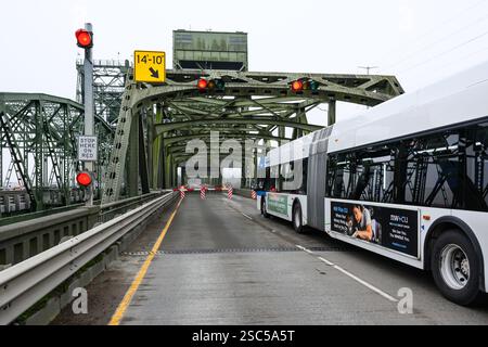 Everett, WA, USA - 15. Januar 2025; der Community Transit-Bus wartet an der Schranke an der offenen Snohomish River Bridge in südlicher Richtung Stockfoto