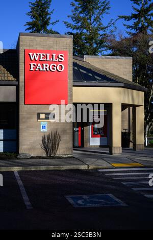 Issaquah, WA, USA - 19. Januar 2025; Bankfiliale von Wells Fargo mit rot-weißem Schild am Gebäude Stockfoto