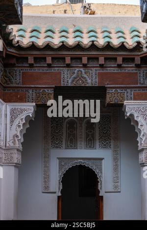 Madrassa Ben Youssef, Universitätsgebäude aus dem 16. Jahrhundert mit Gebetsraum und dekorierter Terrasse mit Geländer und Peitsche. Marrakesch, Marokko Stockfoto