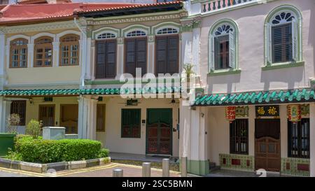 Farbenfrohe, historische Häuser säumen die Emerald Hill Road in Singapur. Stockfoto