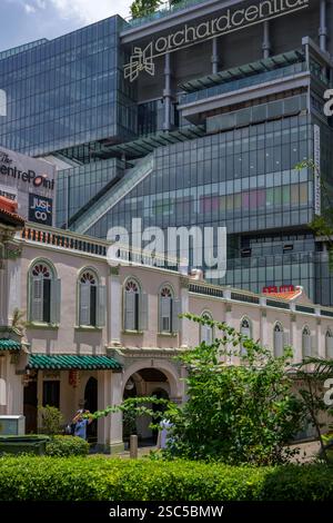 Farbenfrohe, historische Häuser säumen die Emerald Hill Road in Singapur. Stockfoto