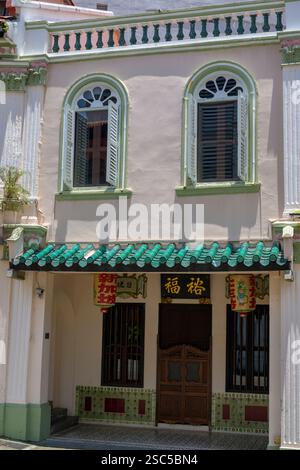 Farbenfrohe, historische Häuser säumen die Emerald Hill Road in Singapur. Stockfoto