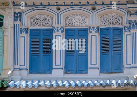 Farbenfrohe, historische Häuser säumen die Emerald Hill Road in Singapur. Stockfoto