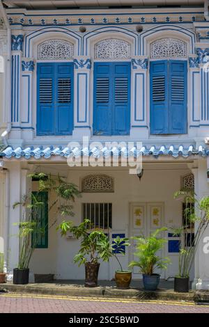Farbenfrohe, historische Häuser säumen die Emerald Hill Road in Singapur. Stockfoto