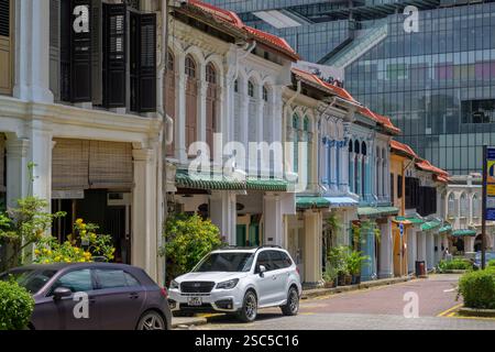 Farbenfrohe, historische Häuser säumen die Emerald Hill Road in Singapur. Stockfoto