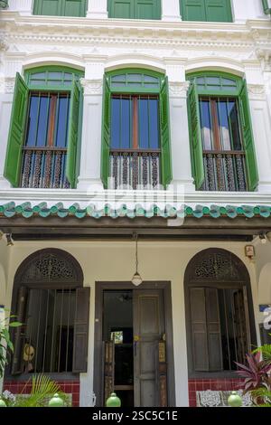 Farbenfrohe, historische Häuser säumen die Emerald Hill Road in Singapur. Stockfoto