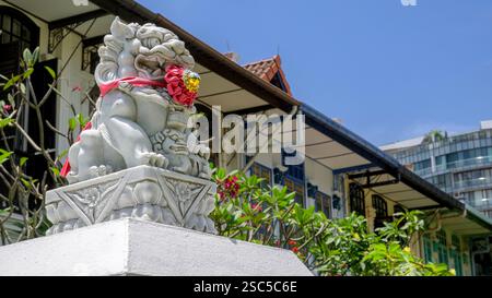 Die historischen Reihenhäuser entlang der Emerald Hill Road in Singapur sind mit kunstvollen Dekorationen geschmückt. Stockfoto