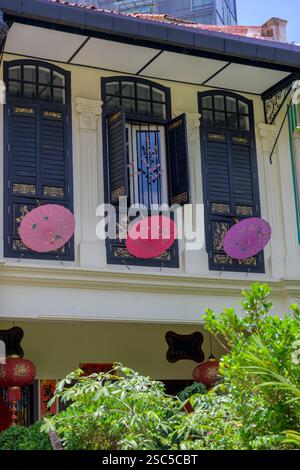 Farbenfrohe, historische Häuser säumen die Emerald Hill Road in Singapur. Stockfoto