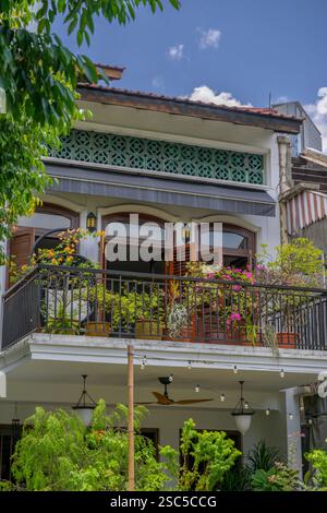 Farbenfrohe, historische Häuser säumen die Emerald Hill Road in Singapur. Stockfoto