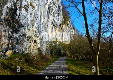 Kalksteinabstieg und Schotterstraßenbalg bei Podtabor in Notranjska, Slowenien Stockfoto