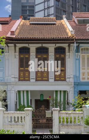 Farbenfrohe, historische Häuser säumen die Emerald Hill Road in Singapur. Stockfoto