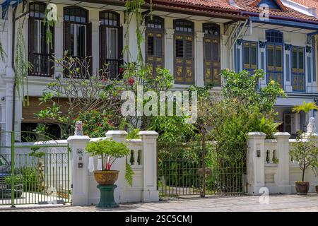 Farbenfrohe, historische Häuser säumen die Emerald Hill Road in Singapur. Stockfoto