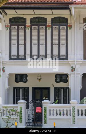 Farbenfrohe, historische Häuser säumen die Emerald Hill Road in Singapur. Stockfoto