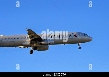 Miami, Florida, USA - 4. Januar 2025: American Airlines Airbus A321 (Kennzeichen N508AY) nähert sich dem internationalen Flughafen Miami an. Stockfoto