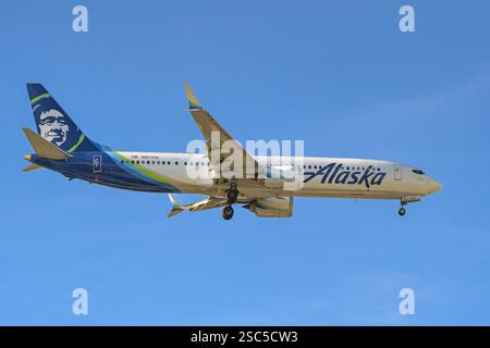 Miami, Florida, USA - 4. Januar 2025: Boeing 737 Max 9 Jet (N977AK), betrieben von Alaska Airlines, die kurz vor der Landung auf dem Flughafen Miami steht Stockfoto