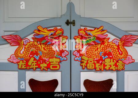 Die historischen Reihenhäuser entlang der Emerald Hill Road in Singapur sind mit kunstvollen Dekorationen geschmückt. Stockfoto
