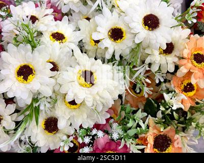 Nahaufnahme von dekorativen orangen und weißen Gerbera-Blüten. Nahtlose Hintergrundstruktur mit gerbera-Blumenmuster. Stockfoto