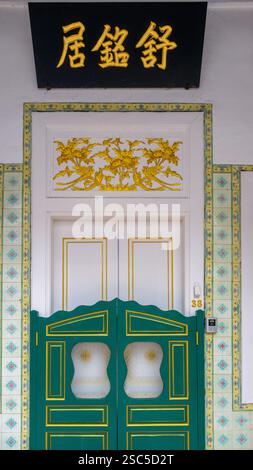 Die historischen Reihenhäuser entlang der Emerald Hill Road in Singapur sind mit kunstvollen Dekorationen geschmückt. Stockfoto