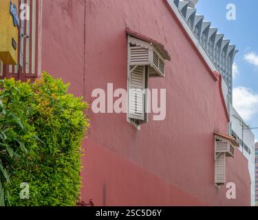 Farbenfrohe, historische Häuser säumen die Emerald Hill Road in Singapur. Stockfoto