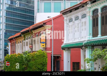 Farbenfrohe, historische Häuser säumen die Emerald Hill Road in Singapur. Stockfoto